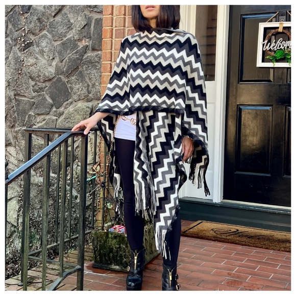 BOHO FABULOUS KNIT FRINGED PONCHO SHAWL - Picture 7 of 9